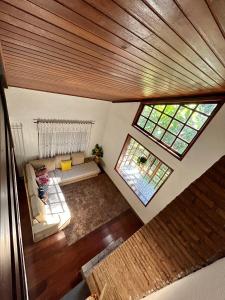 einen Blick über ein Wohnzimmer mit 2 Fenstern in der Unterkunft Casa de Campo Vizinha da Lua in Monte Verde