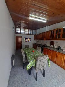 cocina con mesa y sillas en una habitación en Casa amplia y cómoda en General Alvear
