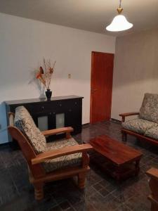 Casa amplia y cómoda في خنيرال آلفيار: غرفة معيشة مع كرسيين وطاولة قهوة