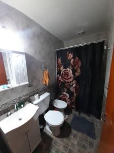 Casa amplia y cómoda في خنيرال آلفيار: حمام مع حوض ومرحاض ودش