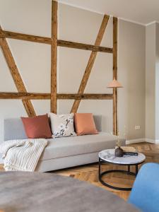 uma sala de estar com um sofá e uma mesa em HORAMI Villa - NAMDO Apartment mit Terrasse em Malchow