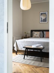 una camera con letto e tavolino di HORAMI Villa - NAMDO Apartment mit Terrasse a Malchow