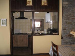 福爾卡雷的住宿－camino de santiago，厨房配有水槽和炉灶。