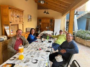 un grupo de personas sentadas en una mesa en Pensión Jauja, en Alesanco