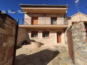 ein großes Haus mit einem Balkon darauf in der Unterkunft LA CASA NUEVA in Valleruela de Sepúlveda