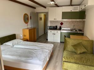 Appartamento vacanza Top Residence في باسو ديل تونالي: غرفة صغيرة بها سرير ومطبخ