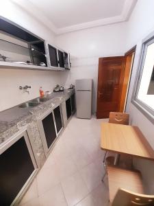 a kitchen with a sink and a refrigerator at Appartement deux chambres salon à Saint-Louis in Saint-Louis