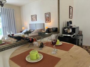 a living room with a table and a mirror at Deck Hospedaria in Cunha