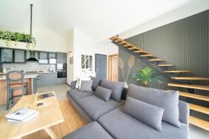 - un salon avec un canapé et un escalier dans l'établissement Villa Oxy Private Pools & Seaview & Heated Indoor Pool, à Göcek