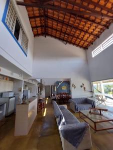 a large living room with couches and a table at Estância Casa Branca Corumbá IV MDPF in Luziânia