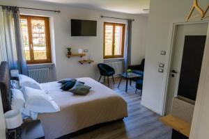 - une chambre avec un lit et un salon dans l'établissement SulGarda Holiday Apartment, à Arco