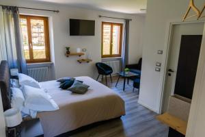 Un dormitorio con una cama y una sala de estar. en SulGarda Holiday Apartment, en Arco 19 fotos más