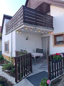 un patio con pérgola y mesa en Ferienhaus Janine ruhig gelegen mit grossem Garten und WIFI, en Balatonberény