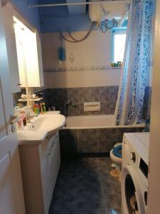 uma casa de banho com um lavatório, uma banheira e um WC. em Villa Katherine Laganas em Vanáton