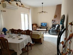 een kamer met een tafel en stoelen en een woonkamer bij Villa Katherine Laganas in Vanáton