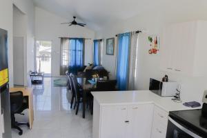 uma cozinha e sala de estar com uma mesa e uma sala de jantar em Little Paradise em Discovery Bay