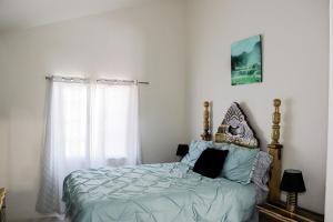 a bedroom with a bed and a window at Little Paradise in Discovery Bay