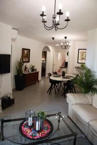 een woonkamer met een bank en een tafel bij Art-Apart Caronte in Riviera del Sol, Mijas Costa in Mijas Costa
