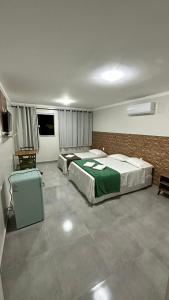 1 dormitorio con 2 camas en una habitación en Pousada Panorâmica, en Aracaju