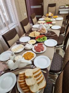 długi stół z talerzami żywności w obiekcie Guest House Embankment w Achalciche