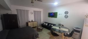 een woonkamer met een tafel en een bank bij Hermoso y cómodo apartamento.- in Mendoza