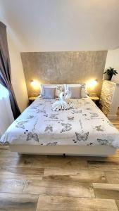 Giường trong phòng chung tại Korčula Old Town MARIJA Apartment