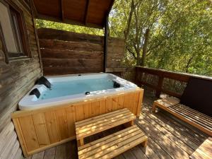 a hot tub on the deck of a cabin at פסגת מתת Pisgat mattat in Mattat