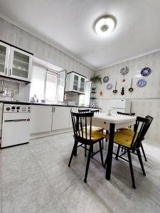 cocina con mesa y sillas en una habitación en Apartamento San Roque Villablino, en Villablino
