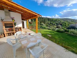 a table and chairs on the patio of a house at A Casa dos Avós - Alojamento Local in Sertã