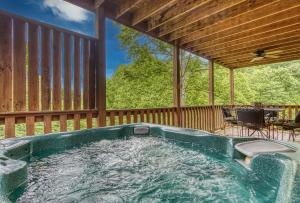 einen Whirlpool auf der Rückseite eines Hauses in der Unterkunft Mountain Music in Sevierville