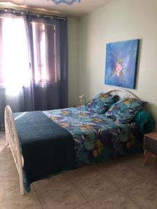 SenouillacにあるLa Cabanesのベッドルーム1室(青い掛け布団付きのベッド1台付)