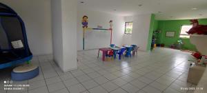 a room with a classroom with tables and chairs at Residencial Maravilha - Poço in Maceió