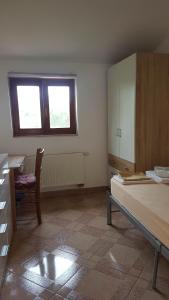 Habitación vacía con mesa y ventana en Apartments Nena 3*, en Ližnjan