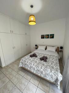 ポルト・ヘリにあるPorfyra Apartment Portoheliのベッドルーム1室(大型ベッド1台、白いキャビネット付)