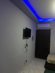 a room with a bed and a blue ceiling at استوديو in 6th Of October