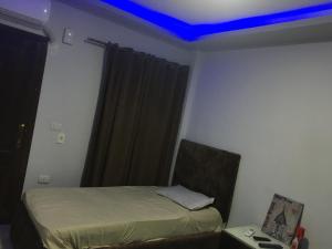 a bedroom with a bed with a blue ceiling at استوديو in 6th Of October