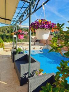 d'une terrasse avec une piscine fleurie et ornée de plantes. dans l'établissement Bandol studio dans villa proximité mer avec piscine, à Bandol