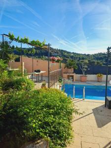 Cette maison offre une vue sur la piscine. dans l'établissement Bandol studio dans villa proximité mer avec piscine, à Bandol