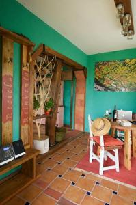 Habitación con mesa, silla y escritorio. en Via Fera, con vistas a la naturaleza en Braojos de la Sierra