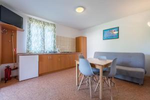 a kitchen and dining room with a table and chairs at DOMKI LUNA in Rowy