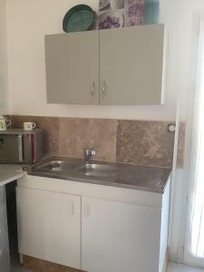 Kuchyň nebo kuchyňský kout v ubytování Gites de Lyse avec Jacuzzi