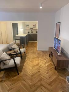 Televízia a/alebo spoločenská miestnosť v ubytovaní Apartments Nikval
