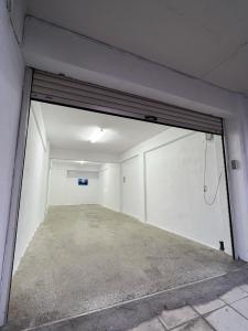 un garaje vacío con una gran puerta corredera de cristal en Poseidon's Premium Apartment, en Katerini