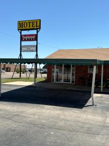 una señal de motel frente a un edificio en Tanglewood Motel, en Frederick