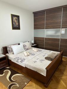 um quarto com uma cama grande num quarto em M&G centar grada em Pozarevac