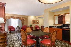 Kuchyň nebo kuchyňský kout v ubytování Radisson Hotel Cedar Rapids