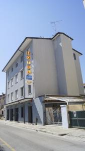 un edificio al lado de una calle en Hotel Tognon, en Grado