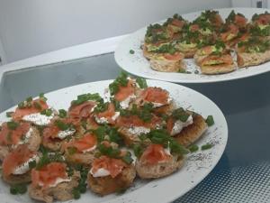 deux assiettes de nourriture au-dessus d'une table dans l'établissement Hotel Boutique Simona, à La Romana