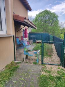 Dzieci zatrzymujące się w obiekcie F2 EXTERIEUR LIT KING SIZE