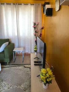 TV a/nebo společenská místnost v ubytování Maliaways Comfy Airbnb-Jkia